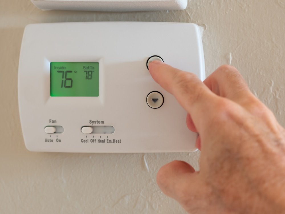 Setting,Digital,Thermostat,To,Cool,And,Programming,Air,Conditioning,To